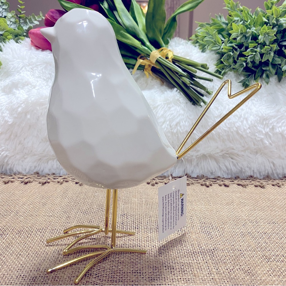 COPY - Standing white/gold detailed bird.